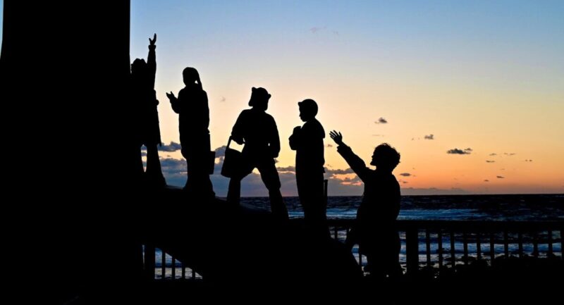 神津島　有名な神の像　一緒に撮影